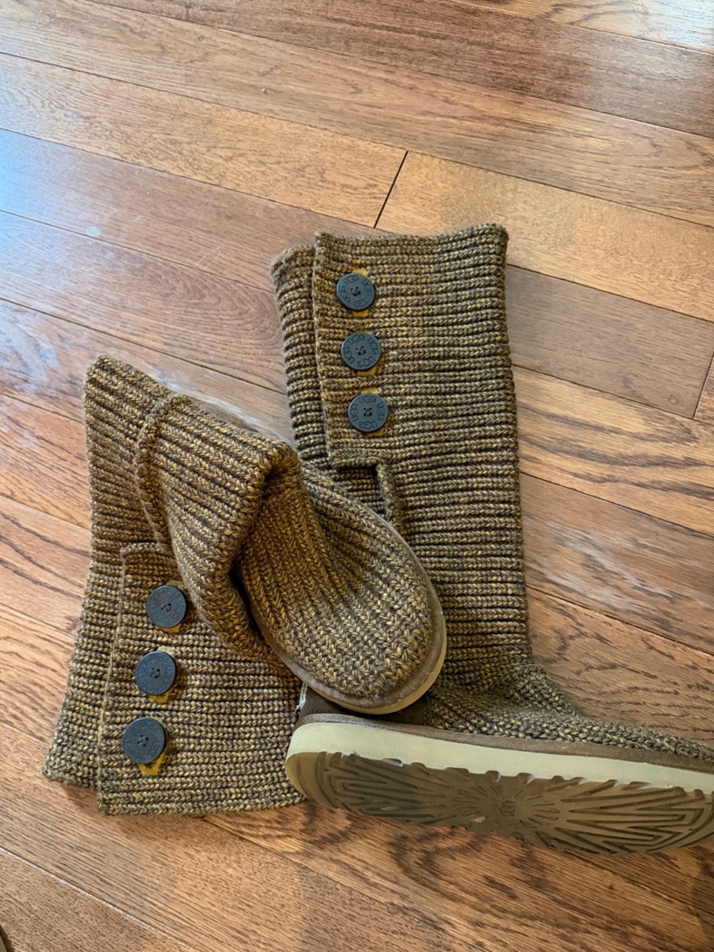 UGG sweater Knit Button-Cuff boots in Brown size 9